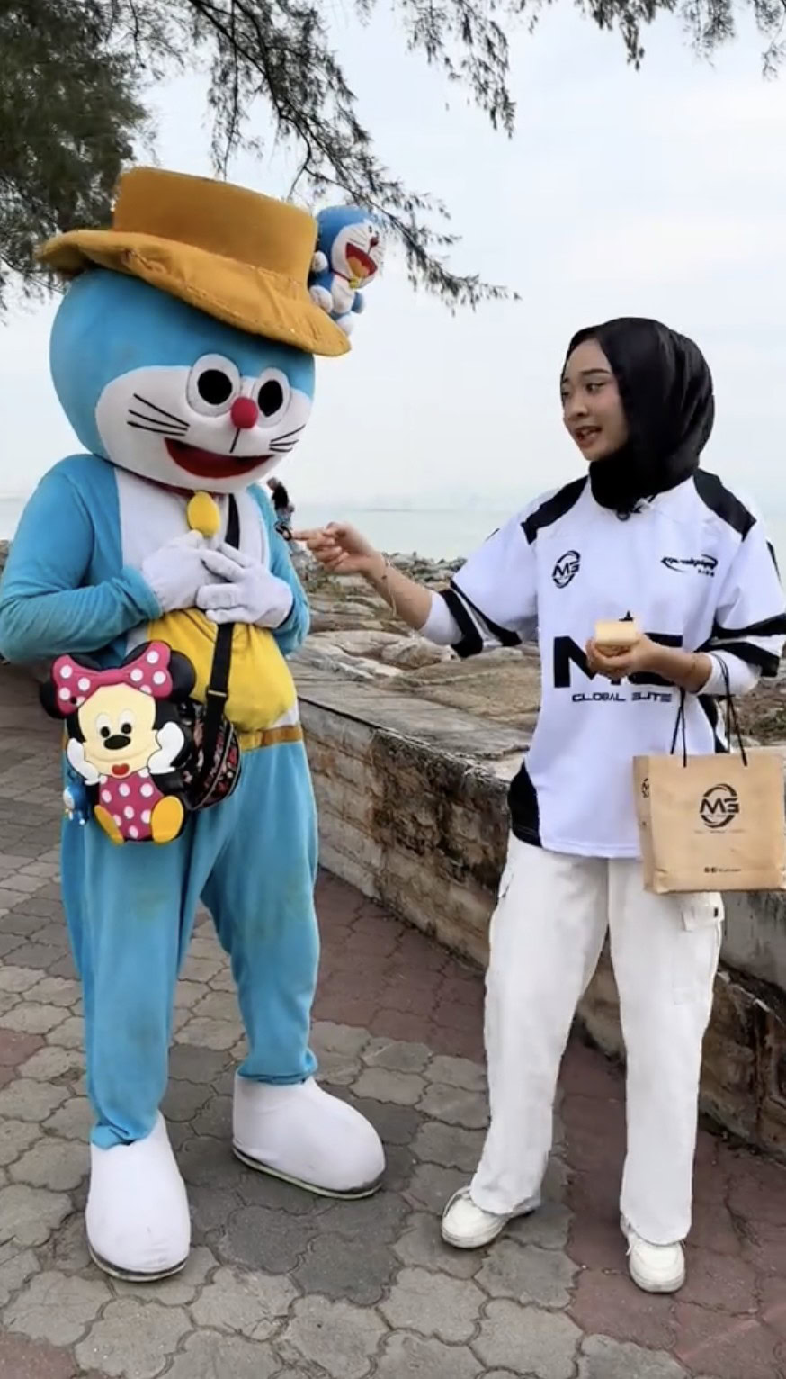 Pakai maskot Doraemon 